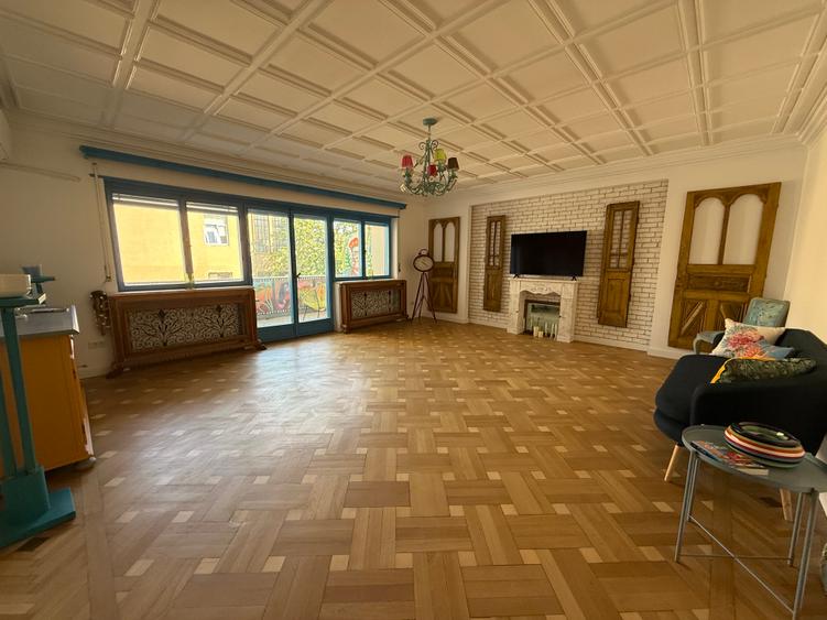 Vanzare apartament zona Universitate - 4 camere cu terasa generoasa
