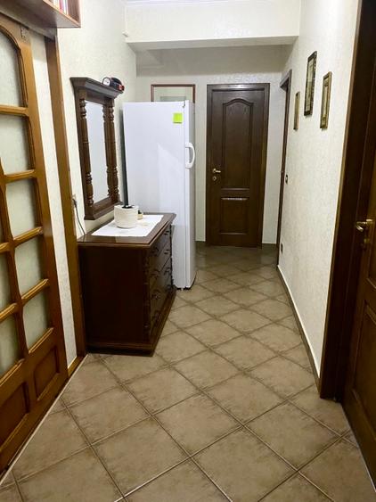 Apartament 3 camere, 2 bǎi, ultracentral, decomandat, 85 mp+boxǎ 12mp