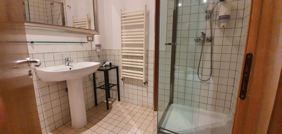 Garsoniera moderna, c-tie noua, vedere spre gradina Mitropoliei