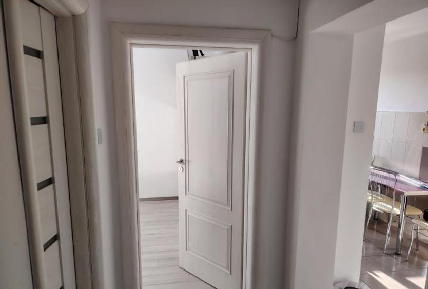 Apartament 3 camere  semidecomandat - zona Titan
