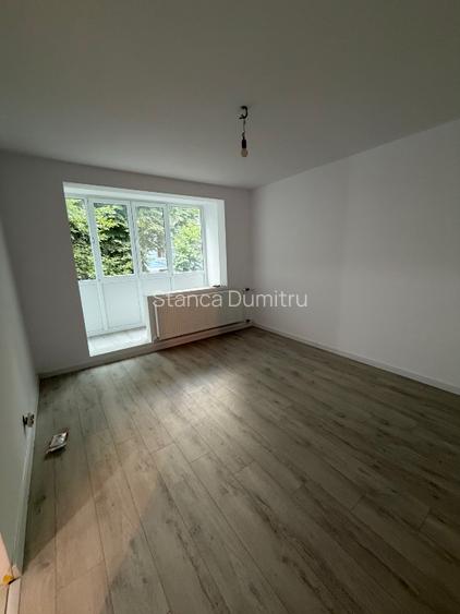 Direct proprietar . Apartament 3 camere , decomandat .  - 5
