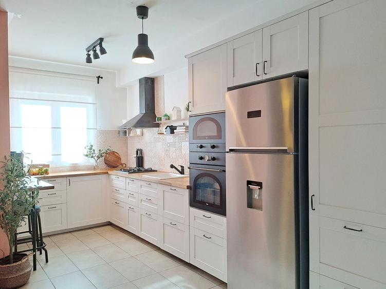 Casa de vanzare American Village, 5 camere, renovata, parcari, statie EV