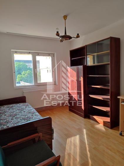 Apartament cu 2 camere de închiriat- centrala proprie, zona Lipovei