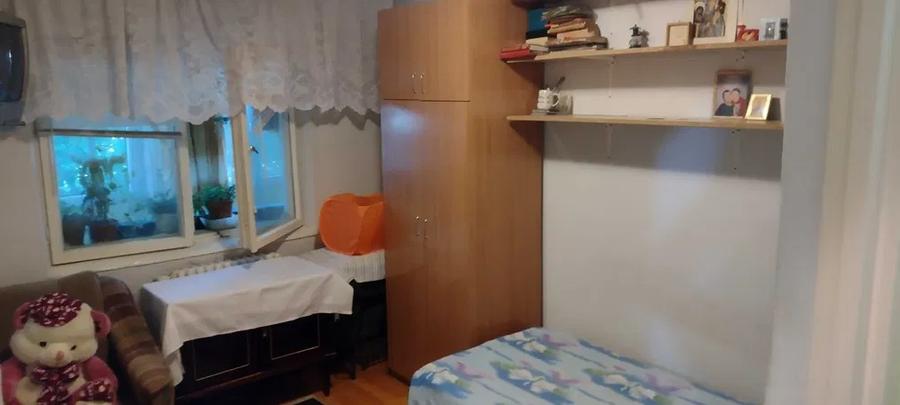 Apartament cu 3 camere decomandat, etaj 3/4, zona Cug