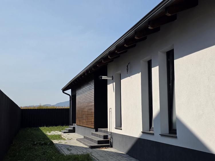 Casa individuala pe parter, 4 camere, teren 500mp