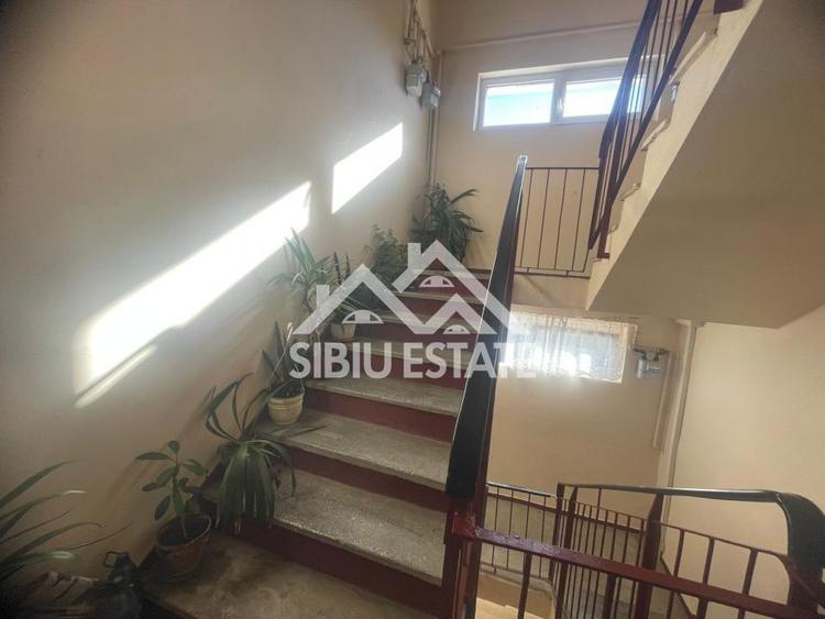 Apartament de vanzare cu 3 camere, decomandat - Valea Aurie