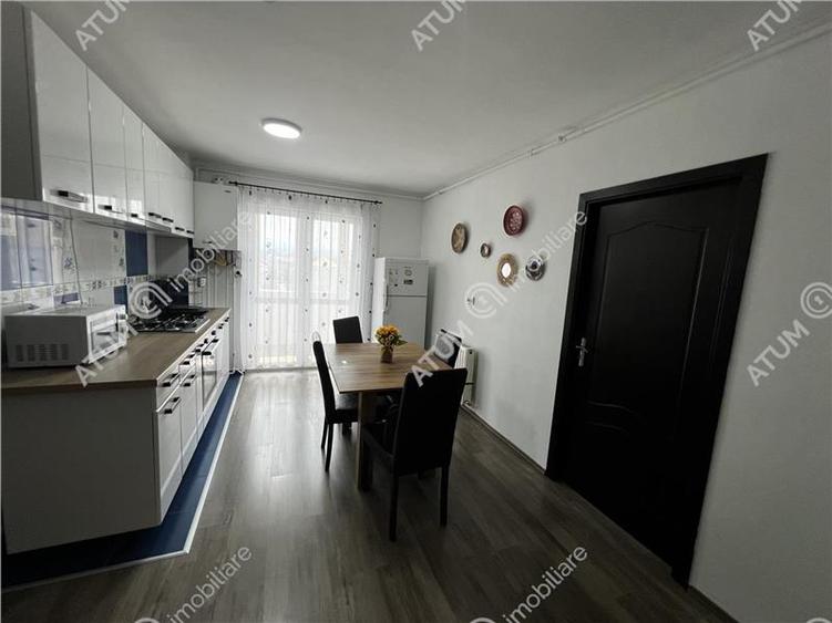 Apartament 3 camere la etaj intermediar si pivnita zona Vasile Aaron