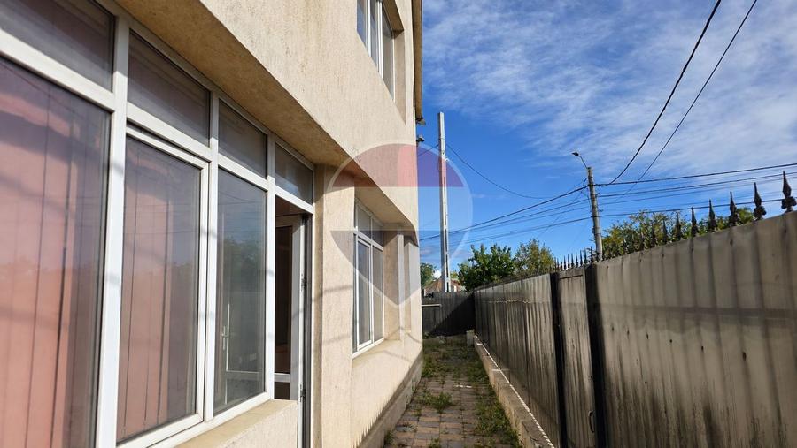 Doua case de vanzare în zona Izvoare