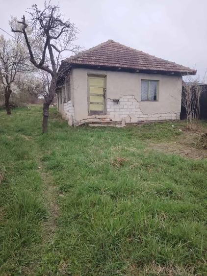 Casa nelocuita de vanzare