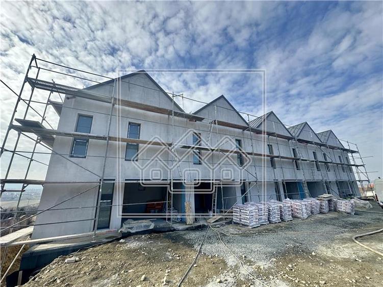 Casa cu 4 camere, 3 bai, teren de 284 mp, 2 locuri de parcare