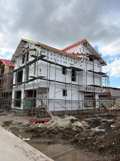 Vilă spațioasă 235 mp | P+1+M | 3 dormitoare | Curte amenajată | La cheie