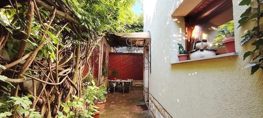 Apartament rustic, deosebit de 98 mp,  cu gradina, in Andrei Muresanu