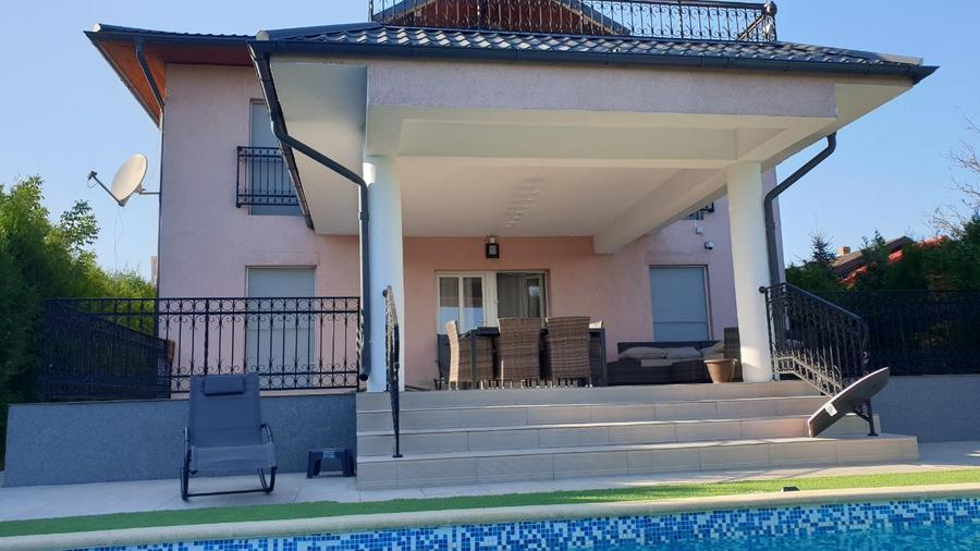 VILA IMPRESIONANTA CU ACCES LA LAC si PISCINA