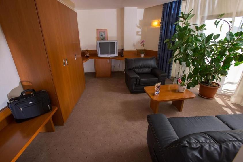 Hotel 4 stele, zona Pta Victoriei,cu restaurant si crama,comision 0