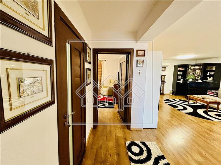 Casa individuala in Sura Mare cu 2 garaje, 2 terase si teren de 493 mp