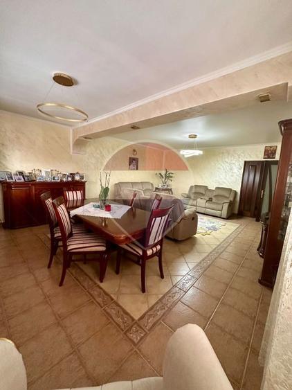 Casă / Vilă cu 8 camere de vânzare în Suceava