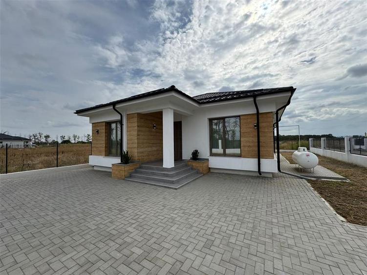 Casa de vanzare , in cartier nou Focsani Nord - Petresti -