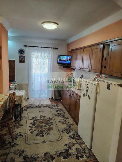 Apartament 3 camere decomandat, etaj 1, 2 balcoane și garaj – Râșnov