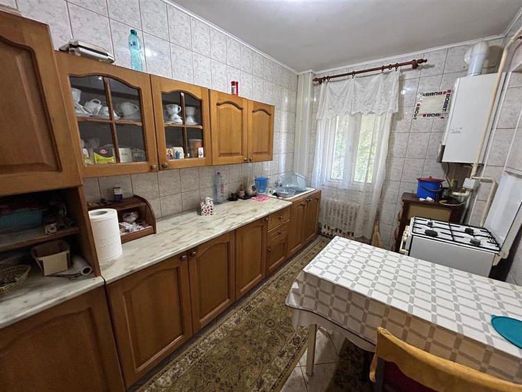 Apartament cu 3 camere de vanzare et. 2, zona Sud.