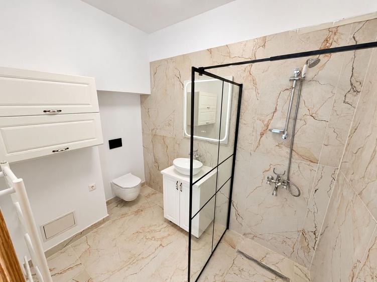 Apartament cu 3 camere și curte privată | Parcul central | Parcare