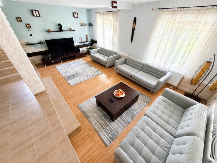 Proprietate cu doua corpuri de locuit, piscină, foisor, complet funcțională