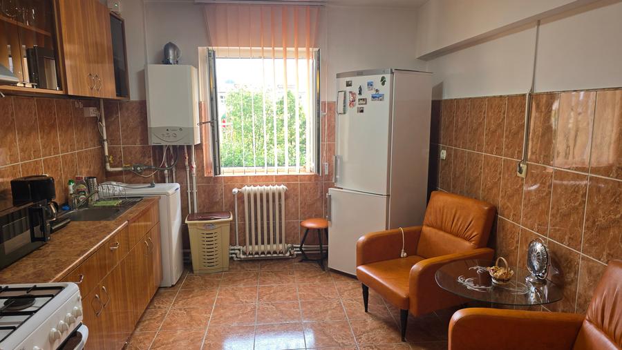 Inchiriez apartament 2 camere in Deva, Mihai Viteazu (Piata Centrala), etaj 3
