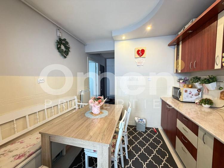 Apartament cu 3 camere decomandat, etaj intermediar, zona Lidl Hotvon