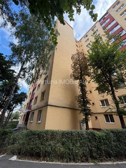 Apartament 3camere, etaj intermediar, str. Mircea cel Bătrân