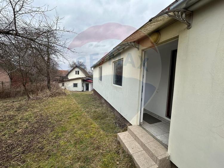 Casă de vânzare cu teren generos de 1.043 mp, două corpuri de locuit.