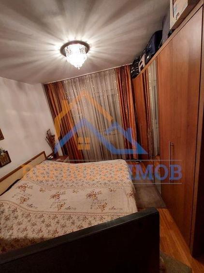 Apartament de vanzare cu 3 camere, 2 gr sanitare - zona 13 Septembrie