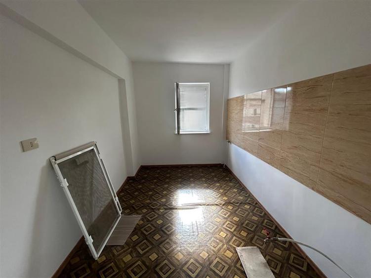 Apartament cu 2 camere de vanzare, etaj 4, zona Sud