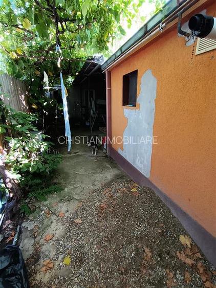 Piata Saraca-Casa 3 cam Caramida 100mp utili toate utilitatile teren 196 mp - 2
