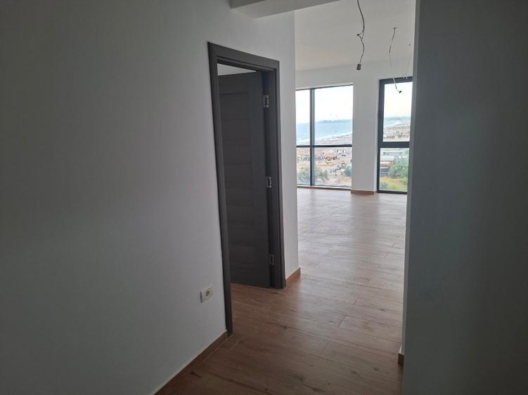 2 Ap in fata resortului Phenicia din Mamaia . Frontala la Mare + Loc Parcare