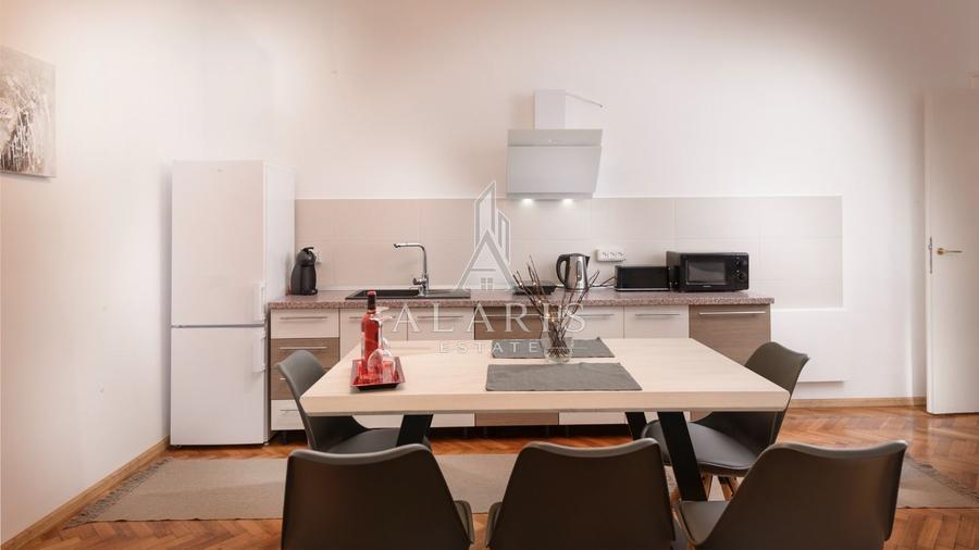 Apartament la casa cu 4 camere, 2 bai, zona Centrala
