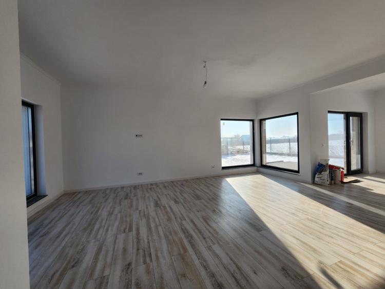 CARTIER PRIVAT, CASA 4 CAMERE, 2 BAI, MIROSLAVA , PLACA DE BETON PESTE ETAJ