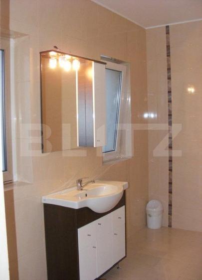Casa cu 5 camere, 386 mp, Sangeorgiu de Mures, zona Apollo Spa