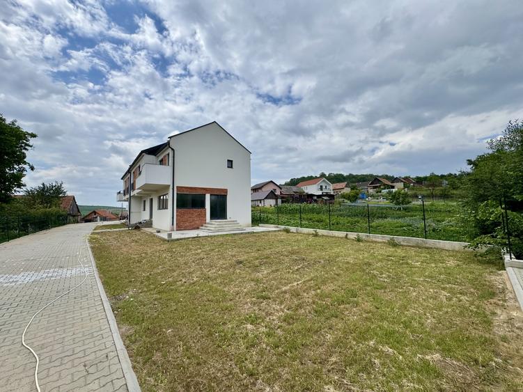 Casă tip duplex, 4 camere, 3 băi, 143 mp, Chinteni