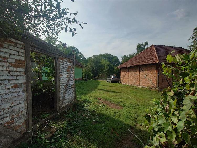 Teren intravilan si cladiri in Lunca