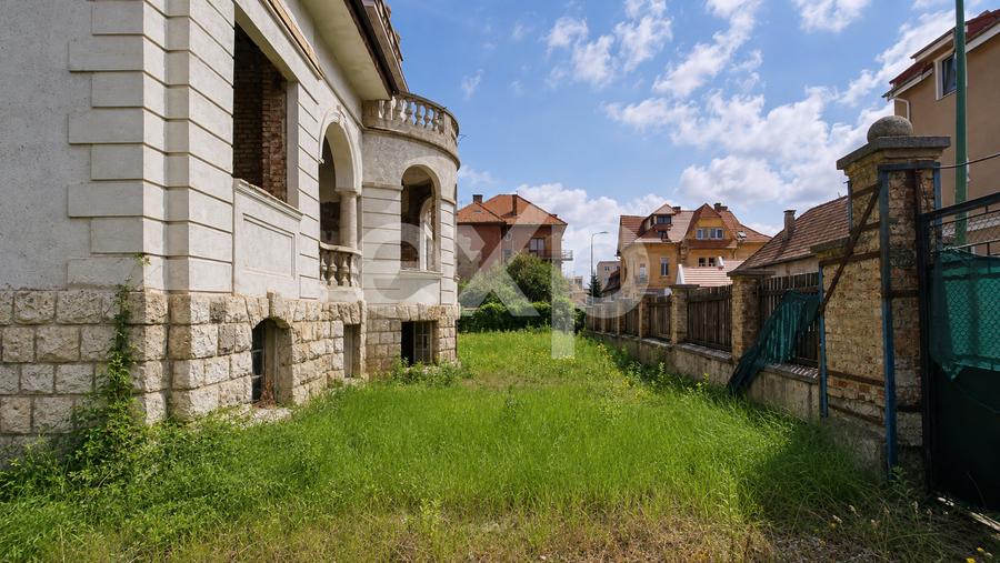 Casă cu arhitectură deosebită, 842 mp și teren de 1.048 mp – Brașov