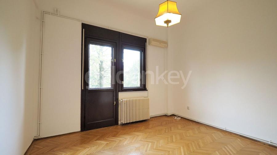 Apartament nemobilat cu 4 camere in vila | zona linistita