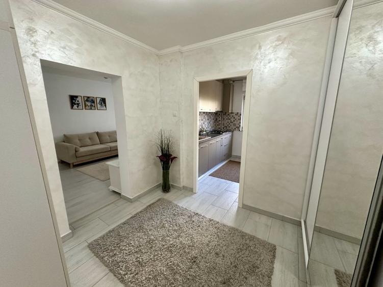 Apartament cu 2 camere semidecomandat, mobilat în Polonă