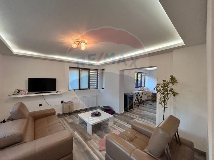 Casă P+1 cu 2 corpuri, 2 garaje și vizibilitate excelentă – Ploiești,