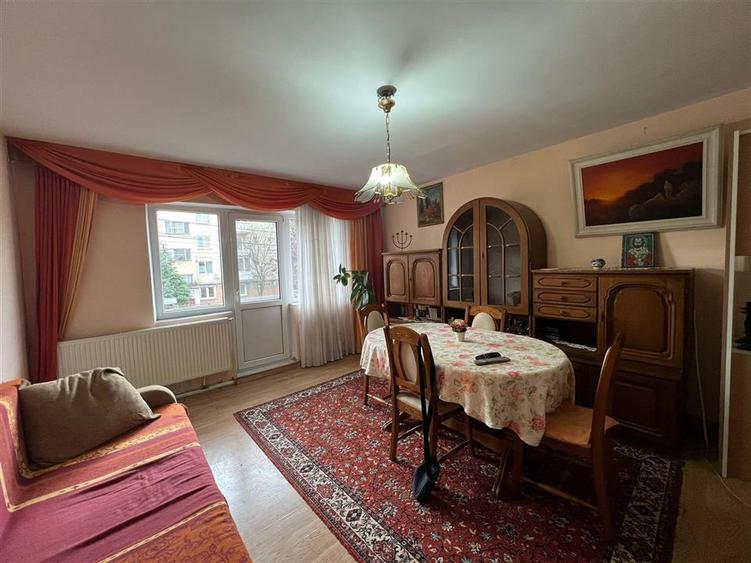 Apartament cu  4 camere si garaj zona centrala