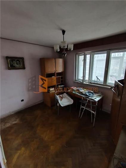 Apartament 3 camere cf 1 decomandat zona 23 August