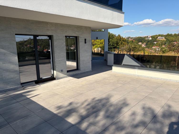 Casa individuala 4 camere, 3 bai, S+P+ET, garaj, terasa