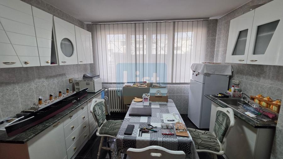 Apartament cu 3 camere, et. 1, Liceul Dl. Tudor