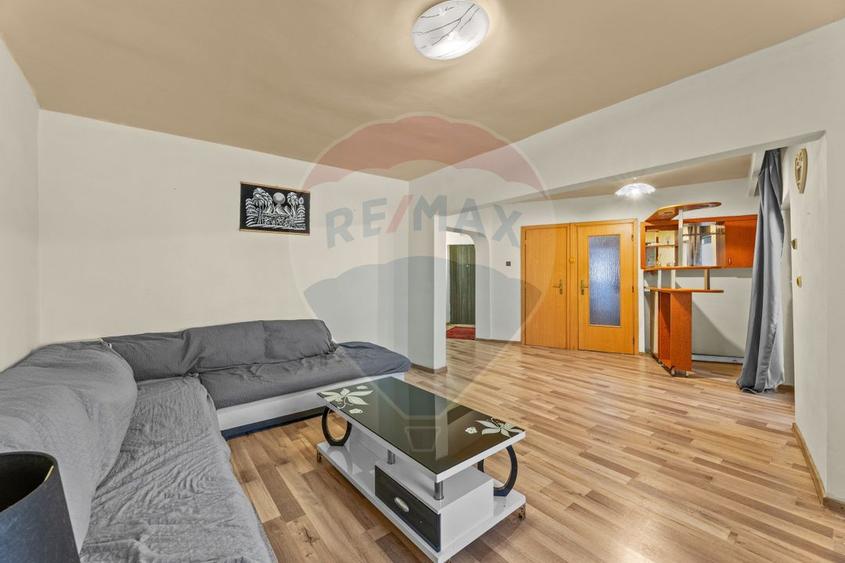 Apartament de vânzare cu 4 camere decomandat - Zona Intim