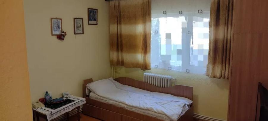 Apartament cu 3 camere decomandat, etaj 3/4, zona Cug