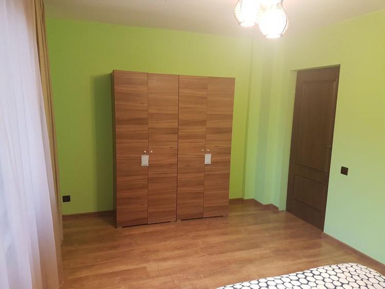 Închiriez apartament in vila