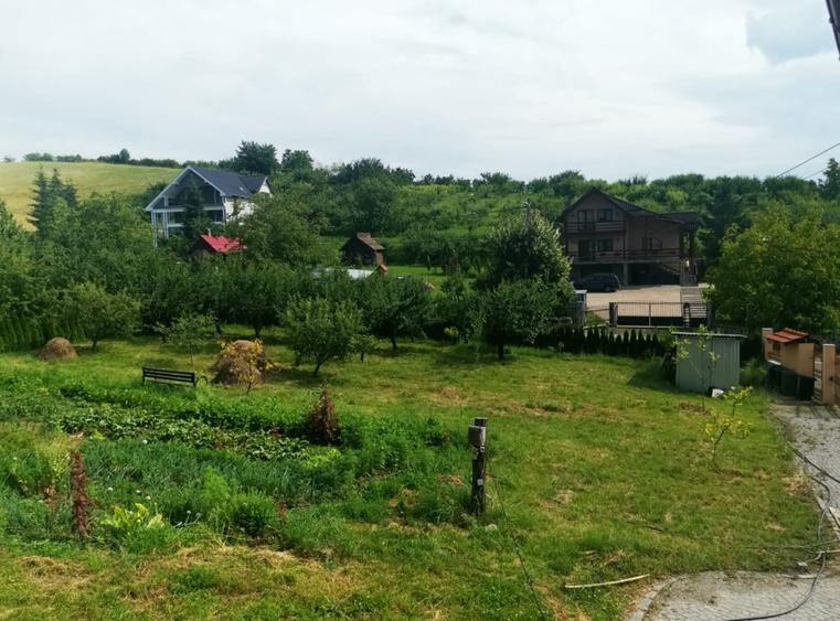 Vand un mic castel D+P+M , in zona Corunca, unde se poate locui gratis,